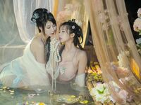 極品雙模網紅美少女火辣出鏡▌雲溪溪x奶桃▌古裝浴池嬉戲 性感肚兜誘人乳暈 濕身誘惑超寫實古代風