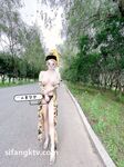 重磅推薦！淫盪肥臀人妻母狗【見過騷的 沒見過這么騷的】喜歡戶外露出，喜歡被很多男人操