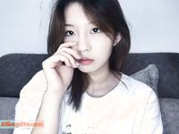 露臉才是王道！推特清純大波翹臀奔放正妹輝夜姬私拍各種反人類調教群P喝尿炮擊多人顏射場面令人乍舌