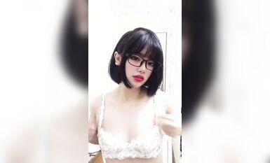 皮皮蝦網紅純欲女神【在下小羊】人前傲女，人後母狗，被金主包養定製私拍各種裸舞紫薇視頻207V (128)