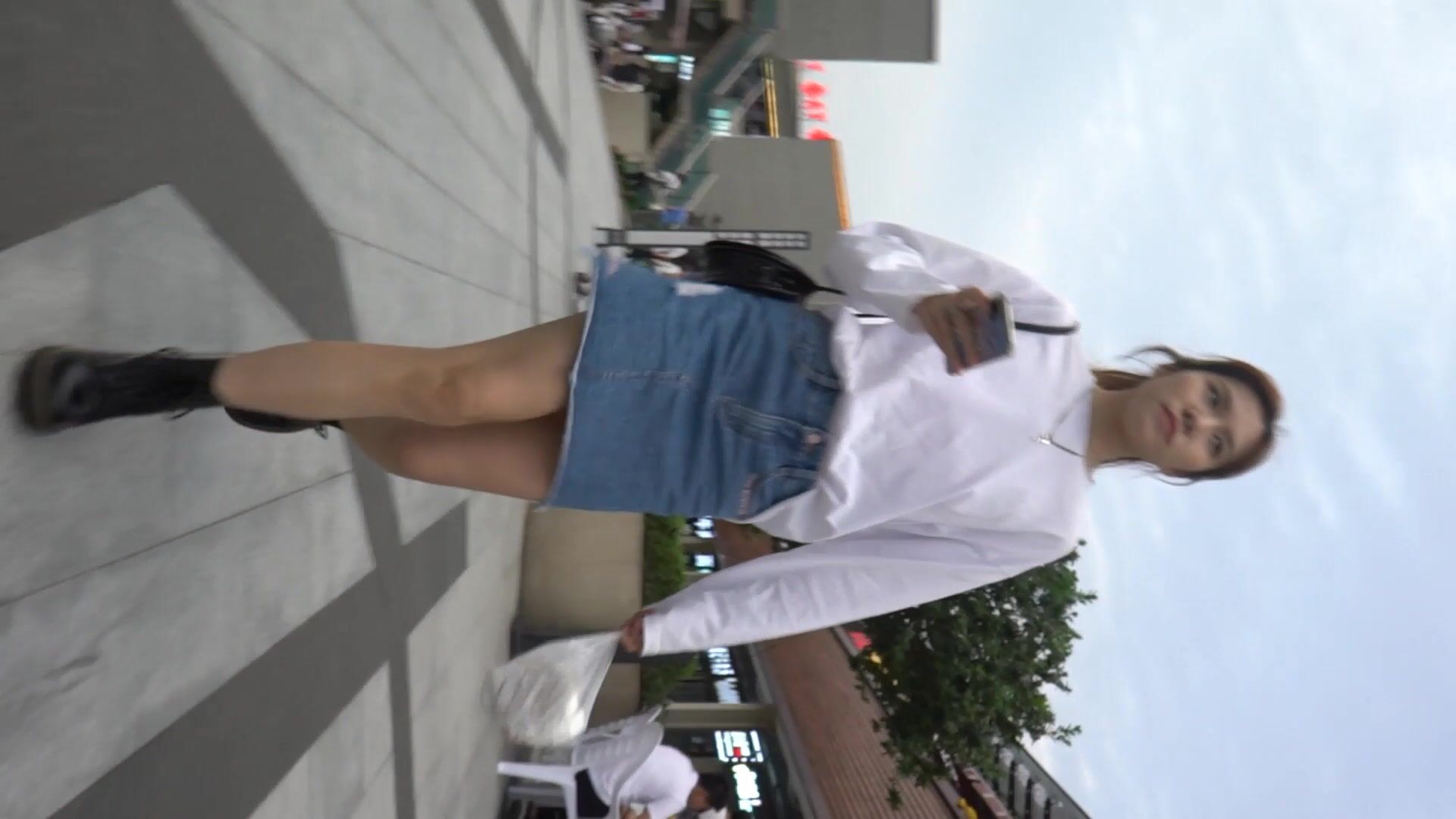 YX校園系列 短牛仔裙清新小美女 穴邊的毛從淡綠丁字褲竄出來了