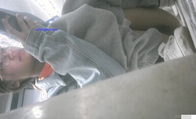 8月私房最新流出廁拍大神 潛入師范大學附近公共廁所偷拍青春靚麗的學妹噓噓第四期0032-牛仔眼鏡妹