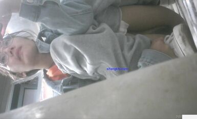 8月私房最新流出廁拍大神 潛入師范大學附近公共廁所偷拍青春靚麗的學妹噓噓第四期0032-牛仔眼鏡妹