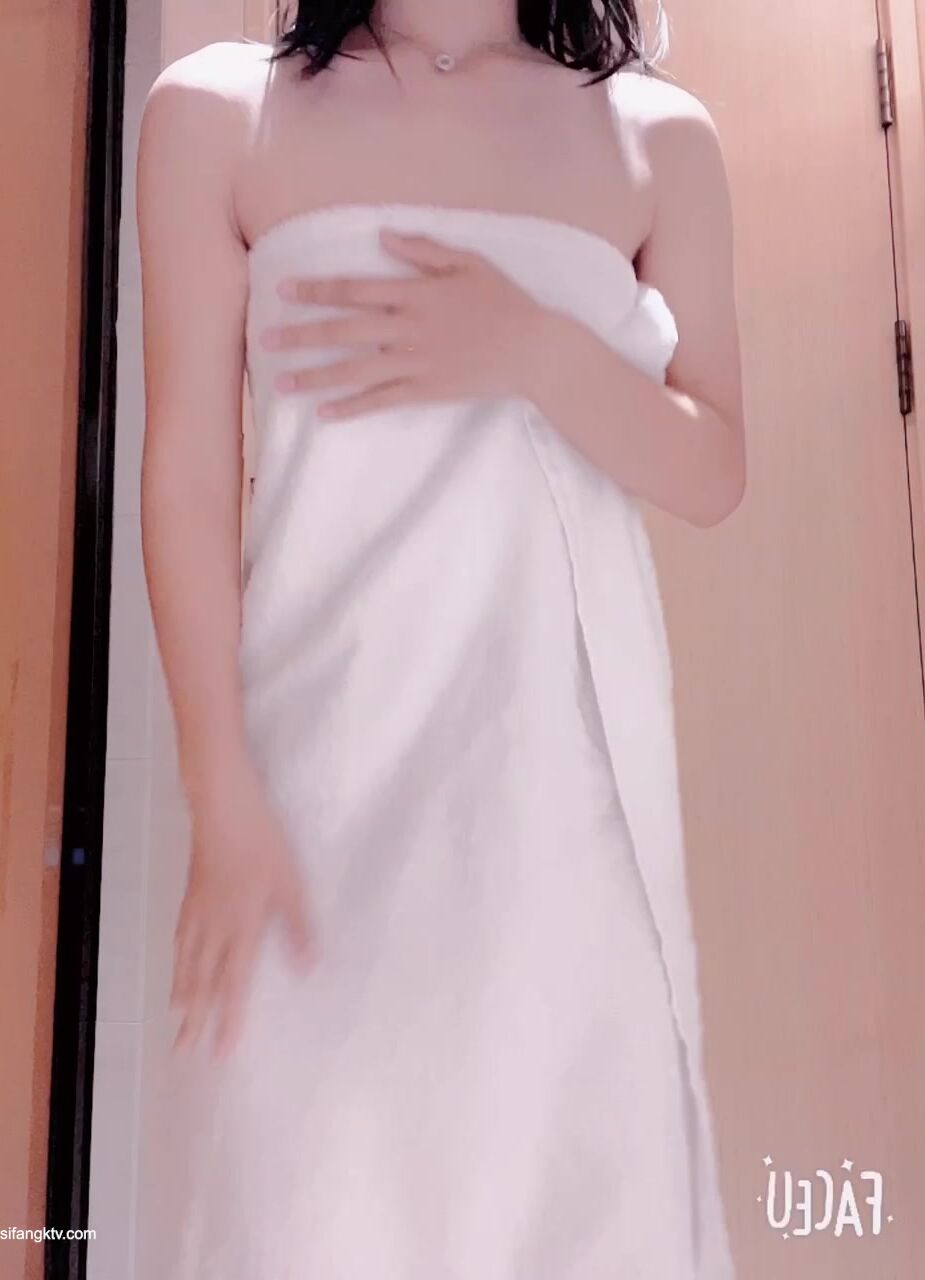 青春無敵 超高人氣極品眼鏡小姐姐旺仔桃嘰私人定製各種潮流BGM裸舞白虎逼飽滿大奶亂顫很頂 (12)