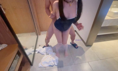 極品寶藏級的白虎美鮑可愛蘿莉【小幼魚】無套內射，超長大集合！雖然長相一般，但是身材夠嫩，豐滿前凸後翹，成了被炮友無限制內射的母狗 (1)