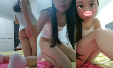 19歲清純學生 超級可愛【你的學妹】獨自在家鎖上門，閨房裡換裝自慰，撒尿特寫，水真多一直流個不停 (5)