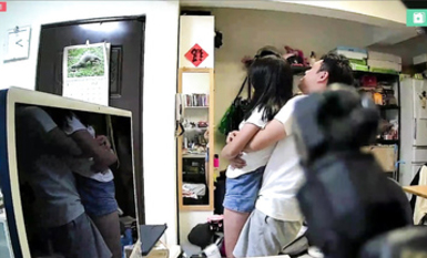 2024-05-11_臺北家庭監控_[打鬧內褲]_妹妹穿褲子_妹妹跟爸爸打鬧_妹妹洗澡