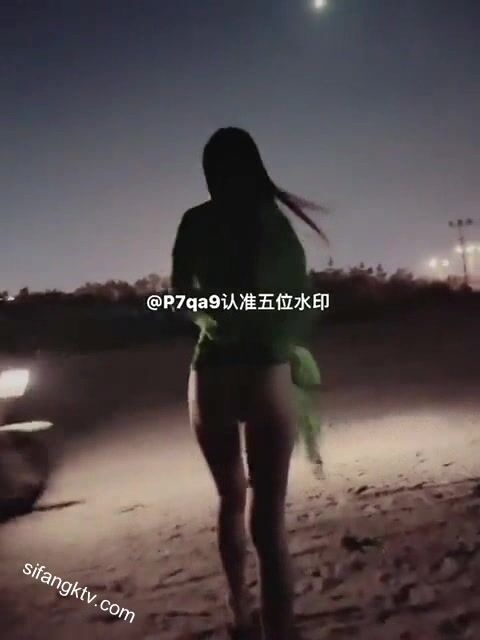 尤物反差婊，推特頂級美腿蜜臀小網紅-LC小狐狸 色女的膽子都是這么大嗎？公共場合如此暴露，大爺們的眼睛都翻直了小視頻集 (21)