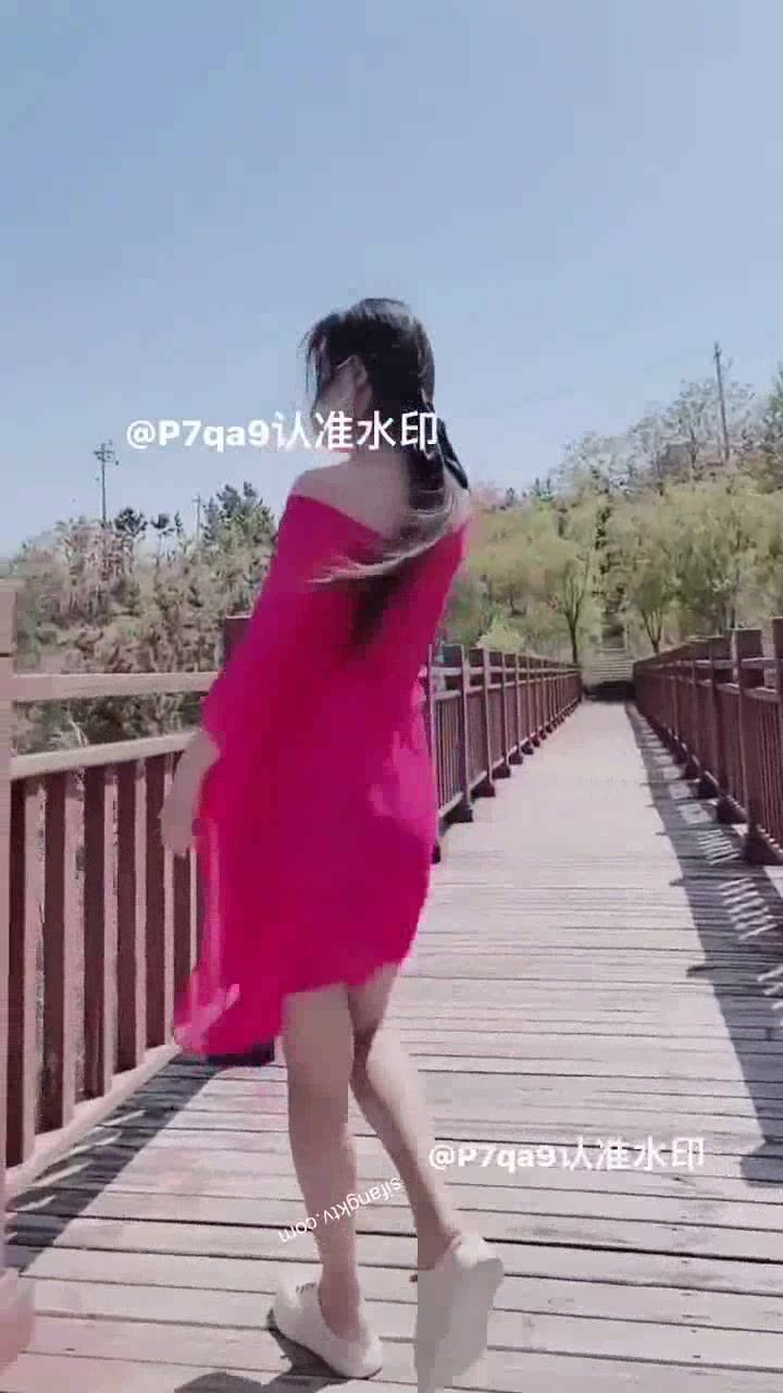 尤物反差婊，推特頂級美腿蜜臀小網紅-LC小狐狸 色女的膽子都是這么大嗎？公共場合如此暴露，大爺們的眼睛都翻直了小視頻集 (57)