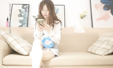 約了個牛仔短裙萌妹，沙發調情，近距離拍攝摸奶調情特寫口交，上位騎乘抽插猛操