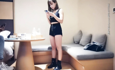 約了個苗條身材黑衣妹子，沙發調情，脫掉衣服舔奶口交上位騎乘大力猛操