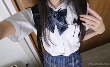 極品校花級嫩妹『Hentai-TV』被擒住雙腿 粉嫩白虎蜜穴被塞入肉棒，小巧的身材被各種姿勢抽插打樁 聲音動聽 上 (10)