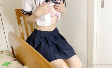 極品校花級嫩妹『Hentai-TV』被擒住雙腿 粉嫩白虎蜜穴被塞入肉棒，小巧的身材被各種姿勢抽插打樁 聲音動聽 下 (9)