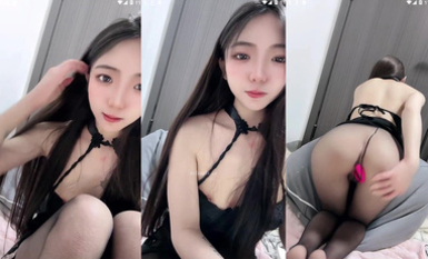 長腿嫩足顏值小母狗，連體黑絲透視裝，嫩足展示淫語挑逗，跪地自慰各種道具深插騷穴 (12)