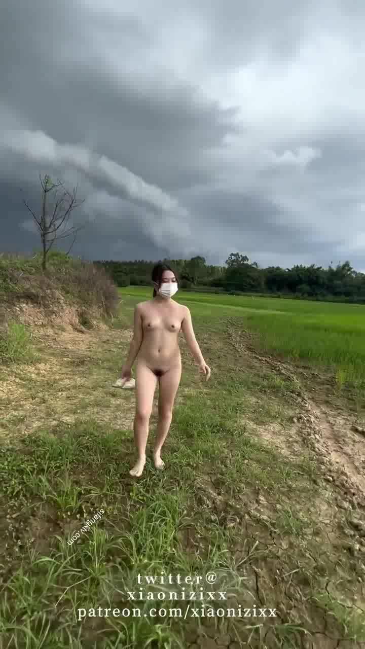 推特極品反差婊『小妮子』攜雙閨蜜極限露出 戶外全裸 野戰跪舔 黑絲啪啪 高清xiaonizi第二彈 (1)