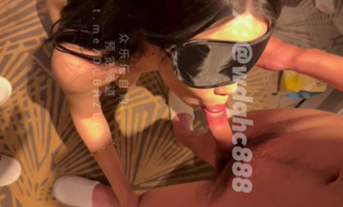 我的槍好長 跟粉絲一起伺候小騷貨 騷貨在我身上騎乘粉絲在下面舔交合出處流出的白漿打飛機 畫面十分淫盪