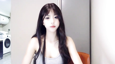 寬敞的床上鋪著潔白的被單，上面躺著一個穿著白色校服裙的美麗少女。她長著一頭烏黑的長發，身材修長窈窕，胸前豐滿的雙峰隨著呼吸起伏 (3)