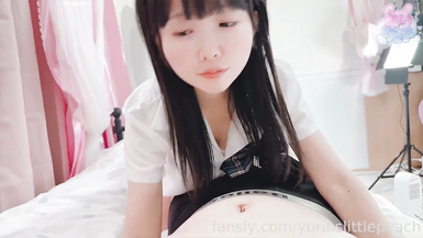 極品蘿莉【yurinslittlepeach】你喜歡小女孩用舌尖舔你的乳頭嗎？