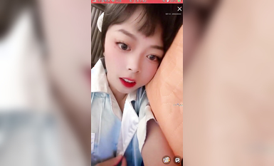 最新《瘋狂抖音》外篇之《抖音擦邊3》顏值主播直播各顯神通 閃現 走光露點 刷邊PK (181)