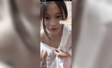 最新《瘋狂抖音》外篇之《抖音擦邊3》顏值主播直播各顯神通 閃現 走光露點 刷邊PK (194)