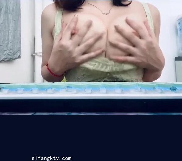 最新《瘋狂抖音》外篇之《抖音擦邊3》顏值主播直播各顯神通 閃現 走光露點 刷邊PK (123)