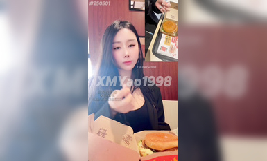 【汐夢瑤】《精液漢堡》，去麥當勞餐廳現場製作！還有一個美女正對著我們坐著，一直往我們這里偷看，走的時候特意靠過來撇了一眼，當著她的面完成精液漢堡的製作！