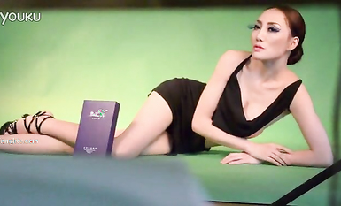 十八線小明星泄密 模特演員出身【鍾小紅】重金定製私拍拉屎撒尿自慰衣架開肛全程出臉 (7)